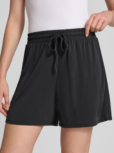 Vrouwenmodel draagt Relaxed fit stofshorts uit viscosemix model 'ANORA' van PIECES, zwarte kleur, dames, close-up bovenlichaam