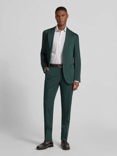 Männermodel trägt Slim Fit Businesshemd aus Baumwoll-Mix mit Kentkragen von OLYMP Level Five, weiß, kombiniert mit grünem Anzug, Sportmanschetten, Langärmelig, durchgängige Knopfleiste, Rückenlänge 80 cm, Schulterbreite 44 cm, Ärmellänge 67 cm, Ganzkörperansicht von vorne.