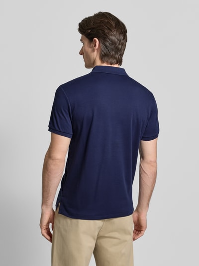 Männermodel trägt Poloshirt mit Label-Stitching van Polo Ralph Lauren in donkerblauw, katoen, regular fit, korte knoopsluiting, rugaanzicht.