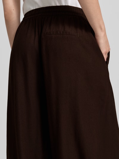 Frauenmodel trägt Regular Fit Weite Hose aus Viskose-Leinen-Mix Modell 'GOA' von Only in Optik: Unifarben, Detailaufnahme Rückansicht.