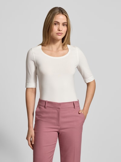 Frauenmodel trägt T-Shirt mit Stretch-Anteil Modell 'Serta' von Opus in Weiß, Baumwoll-Elasthan-Mix, körpernahe Passform, Halbarm, U-Ausschnitt, Rückenlänge bei Größe 36: 58 cm, Ganzkörperansicht von vorne.