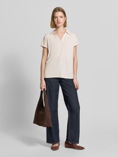 Modelka nosi Regular Fit Poloshirt aus Modal-Mix von Christian Berg Woman, kolor jasnobeżowy, krój regular fit, V-dekolt, rękawy z mankietem, długość tyłu w rozmiarze S: 46 cm, przód całościowy
