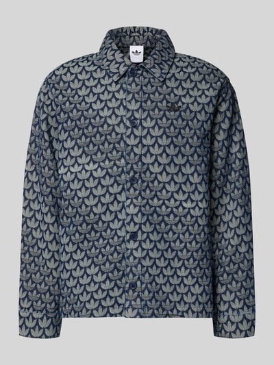 Produktfoto, Regular Fit Jacke in Denim-Optik Modell 'Monogram' von adidas Originals, bawełna, granatowy wzór liści, kołnierz kent, zapięcie na guziki, mankiety sportowe, długość pleców w rozmiarze M: 72 cm, szerokość ramion w rozmiarze M: 50 cm, szerokość klatki piersiowej w rozmiarze M: 59 cm, długość rękawa w rozmiarze M: 66 cm