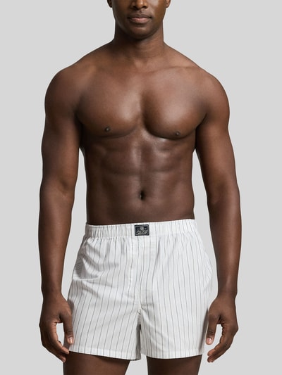 Männermodel trägt weiß-grau gestreifte Boxershorts aus reiner Baumwolle im 3er-Pack von Polo Ralph Lauren Underwear, Nahaufnahme Oberkörper