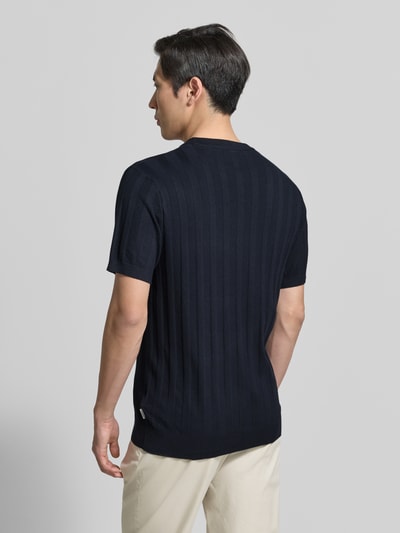 Männermodel trägt Strickshirt aus Viskose-Mix mit Rundhalsausschnitt von Lindbergh, dunkelblau, Regular-Fit, Ripp-Optik, Ganzkörperansicht Rückansicht. Rückenlänge bei Größe M: 69 cm, Ärmellänge bei Größe M: 24 cm.