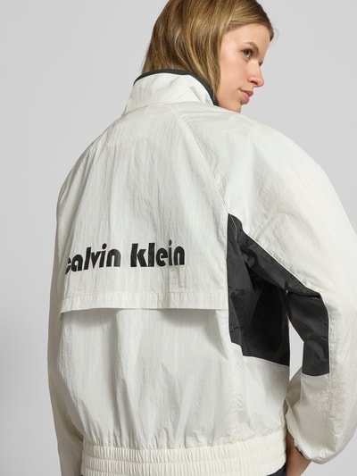 Calvin Klein Jeans Kurtka o kroju regular fit z wyhaftowanym logo model ‘Retro’ Écru 3