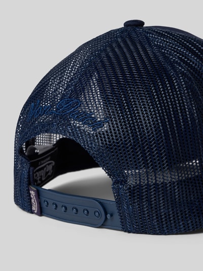 Produktfoto, Trucker Cap mit Label-Stitching von Von Dutch aus Baumwoll-Mix, verstärkter Schirm, Größenverstellbar, dunkelblaues Mesh