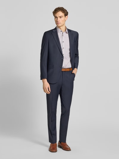 Männermodel trägt Slim Fit Business-Hemd mit Kentkragen von OLYMP Level Five aus Baumwoll-Elasthan-Mix, Ganzkörperansicht von vorne. Rückenlänge 80 cm, Schulterbreite 43 cm, Ärmellänge 24 cm, Knopfleiste, dezente Farbtöne.