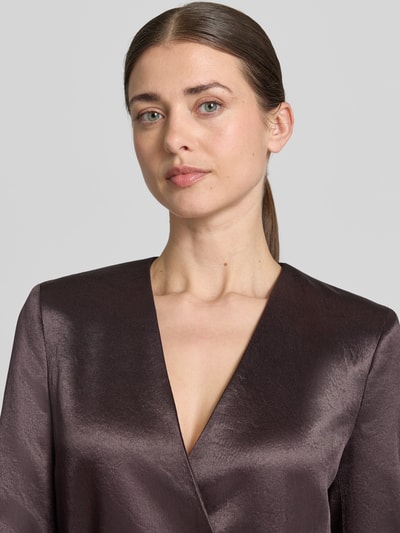 Modelka kobieca nosi Slim Fit Blazer mit Bindegürtel von BOSS w kolorze śliwkowym, optyka w stylu kopertowym, krój slim fit, pasek, zbliżenie górnej części ciała.
