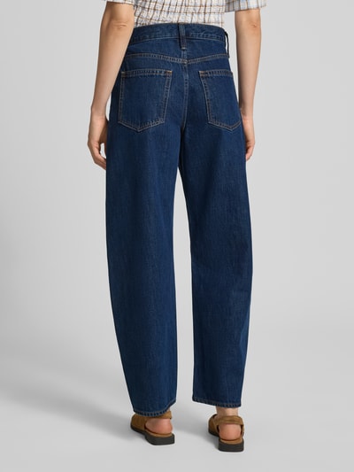 Vrouwenmodel draagt Wide Fit Jeans im 5-Pocket-Design van GAP in puur katoen, donkerblauw, bandwijdte maat 27: 40 cm, binnenbeenlengte 73 cm, volledige lichaamsopname achterkant.