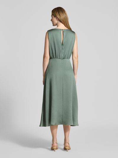 Modelka nosi Cocktailkleid in Midilänge mit Wasserfall-Ausschnitt von Swing, zielony, strukturalny wzór, dopasowany krój, podszewka, długość midi, z tyłu wycięcie w kształcie łezki i zamek, długość pleców w rozmiarze 36: 120 cm, szerokość w rozmiarze 36: 48 cm, widok całej sylwetki z tyłu