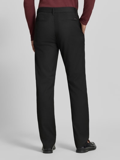 Mężczyzna nosi Straight Fit Hose mit Viskose-Anteil von Armani Exchange, czarny, prosty krój, wpuszczane kieszenie, elastyczna mieszanka materiałów, długość wewnętrzna nogawki 84 cm, szerokość w rozmiarze 32/32: 44 cm, widok całej sylwetki od tyłu.