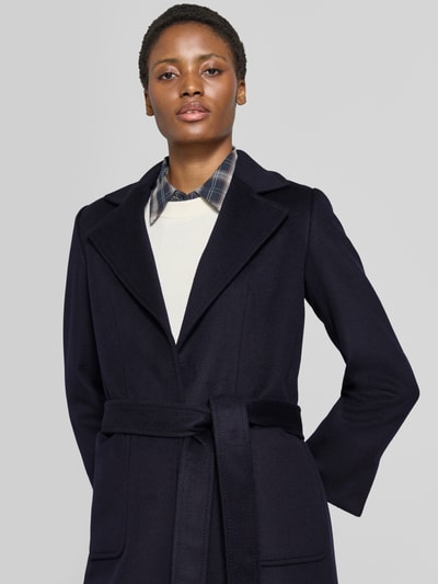 Frauenmodel trägt Regular Fit Mantel aus reiner Baumwolle Modell 'RUNAWAY' von MAX&Co. in Dunkelblau, glatte Textur, Nahaufnahme Oberkörper. Damen Mantel von MAX&Co.