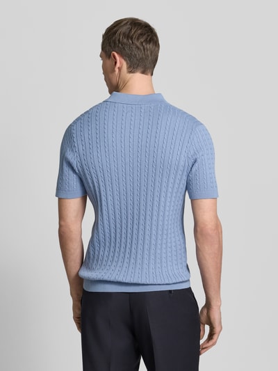 Männermodel trägt Slim Fit Poloshirt in Strick-Optik von Christian Berg Men, hellblau, reine Baumwolle, Rückansicht, Kurzarm, Ganzkörperansicht Rückansicht.