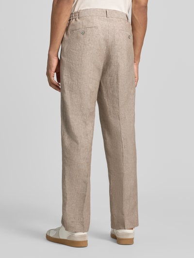 Männermodel trägt Leinenhose mit Bügelfalte Modell 'DiUnic' von Zuitable in Beige, Straight Fit, Reines Leinen, Ganzkörperansicht Rückansicht.