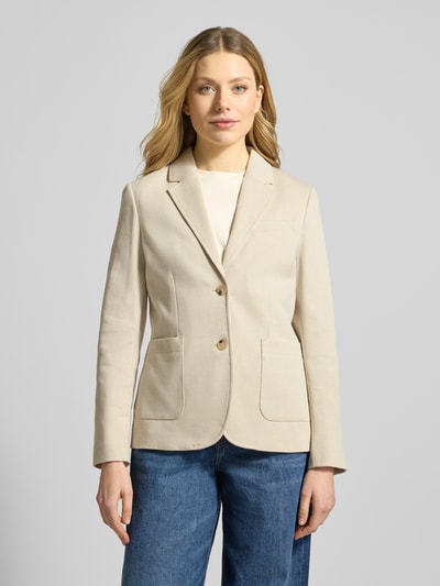 Frauenmodel trägt Regular Fit Blazer mit Reverskragen von Gant aus Baumwoll-Mix in Beige mit 2-Knopfleiste, aufgesetzten Taschen, Ganzkörperansicht von vorne. Rückenlänge bei Größe 36: 65 cm, Brustweite 45 cm, Ärmellänge 62 cm.