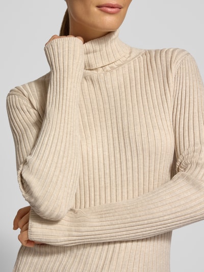 Frauenmodel trägt Rollkragenpullover mit Rippstrickstruktur von Soyaconcept in Beige, figurbetont, langarm, Nahaufnahme Oberkörper.
