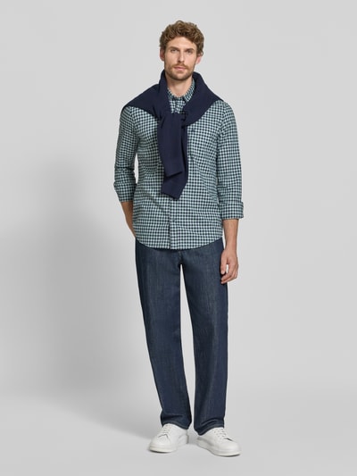 Męski model nosi Regular Fit Freizeithemd mit Button-Down-Kragen od LERROS, mieszanka bawełny, wzór na całej powierzchni, Brustasza, wyhaftowane logo, długość tyłu w rozmiarze M: 75 cm, szerokość w rozmiarze M: 43 cm, długość rękawów w rozmiarze M: 70 cm, zdjęcie całej sylwetki od przodu.