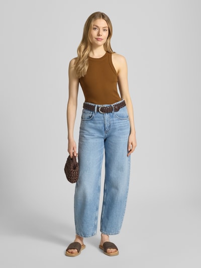 Kobiece modelka nosi tanktop z okrągłym dekoltem model 'CYNDA' od Bash, czysta bawełna, krój przylegający, prążkowana faktura, kolor brązowy, widok całej sylwetki z przodu