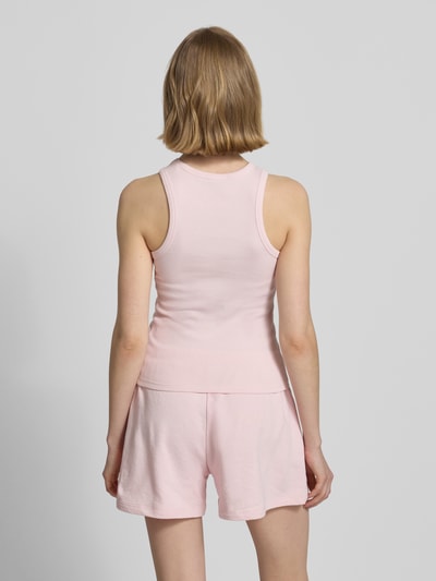 Frauenmodel trägt Tanktop mit Rundhalsausschnitt von REVIEW in Hellrosa, Baumwoll-Elasthan-Mix, eng anliegende Passform, Feinripp, Ganzkörperansicht Rückansicht.