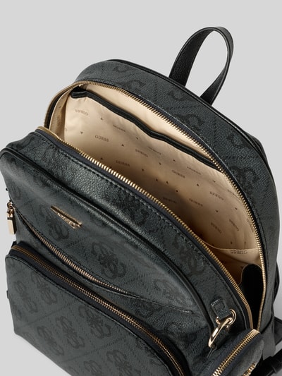 Produktfoto, Rucksack mit Label-Applikation Modell 'POWER PLAY II' von Guess, schwarzes Logo-Muster, goldene Reißverschlüsse, Hauptfach geöffnet, strukturierte Oberfläche, Damen Rucksack, Maße 31x38x12 cm, langer Schulterriemen, Tragehenkel
