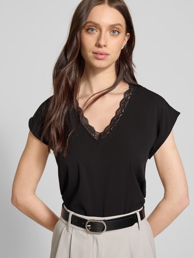VERO MODA Top bluzkowy o kroju regular fit z dekoltem w serek model ‘BELLA’ Czarny 3