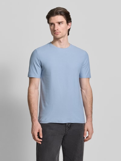 Männermodel trägt Regular Fit T-Shirt aus reiner Baumwolle Modell 'DIMERSTESO' von HUGO in Hellblau, unifarben, Nahaufnahme Oberkörper.