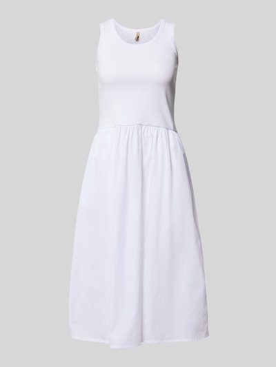 Produktfoto, Knielanges Kleid im 2-in-1-Look von Soyaconcept in Weiß, Reine Baumwolle, A-Linie, Rundhalsausschnitt, Knielänge, strukturierte Oberfläche, Rückenlänge 100 cm, Brustweite 33 cm bei Größe S