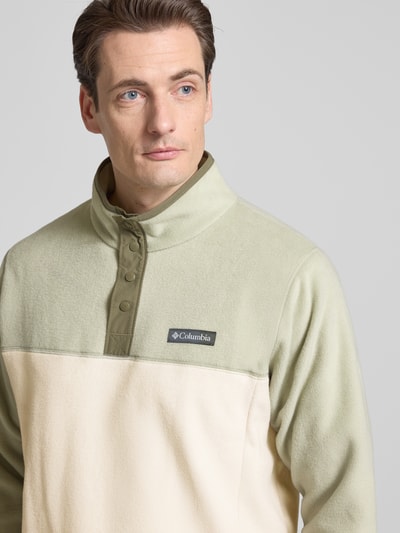 Männermodel trägt Fleecepullover mit Stehkragen und Labeldetail von Columbia, regular fit, Modell STEENS MOUNTAIN, Nahaufnahme Oberkörper