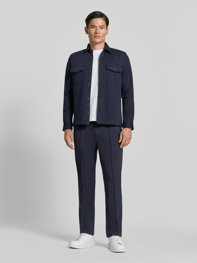 Männermodel trägt Overshirt mit Knopfleiste von MCNEAL, dunkelblauer Farbton, strukturierte Oberfläche, gerader Schnitt, Ganzkörperansicht von vorne.