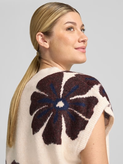 Kobiece model prezentuje Strickshirt mit Lanawoll-Anteil Modell 'BYOMEA' od b.young, Mieszanka materiałów z dodatkiem wełny, kremowo-brązowe kwiatowy wzór, luźny krój, dekolt w serek, wykończenia prążkowane, długość tyłu w rozmiarze S: 53 cm, zbliżenie na górną część pleców.