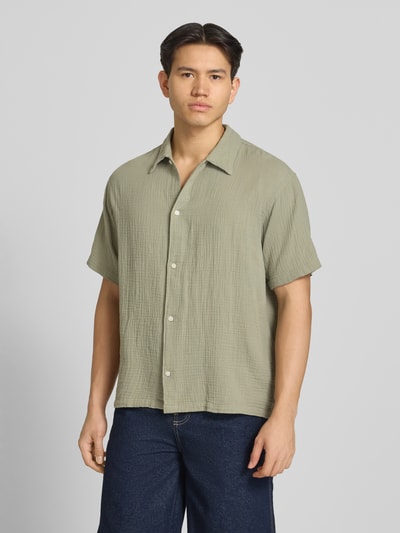 Männermodel trägt Regular Fit Freizeithemd mit Kentkragen von Jack & JonesR aus Reiner Baumwolle, 1/2-Arm, Knopfleiste, Ganzkörperansicht von vorne.