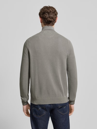 Männermodel trägt Cardigan mit Stehkragen und Reißverschluss von Lerros aus reiner Baumwolle, Two-Tone-Machart, Regular-Fit, Ganzkörperansicht Rückansicht.