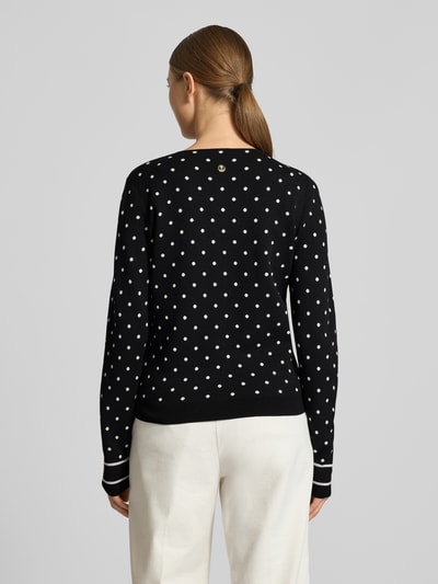 Frauenmodel trägt Regular Fit Cardigan aus Viskose-Mix Modell 'Karli' von JOOP! in Strick-Optik mit weißen Punkten, Rückenansicht.