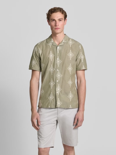 Männermodel trägt Slim Fit Freizeithemd mit Stitchings Modell 'LEOPOLD' von Casual Friday, Reine Baumwolle, Ganzkörperansicht von vorne.