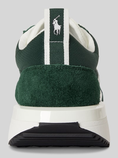 Produktfoto, Low Top Sneaker aus Veloursleder von Polo Ralph Lauren, zielona struktura, detale z logo, biała i czarna podeszwa, kontrastowe elementy
