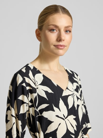 Frauenmodel trägt Relaxed Fix Freizeitkleid aus Viskose-Mix von s.Oliver RED LABEL mit Optik:Allover-Muster, Nahaufnahme Oberkörper.