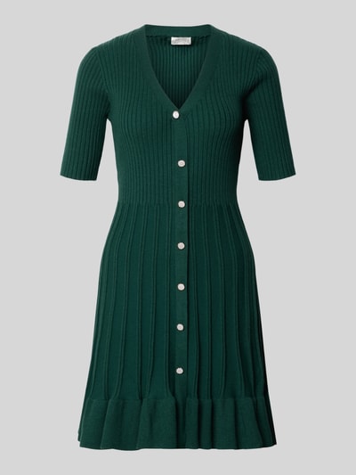 Produktfoto, Strickkleid in Minilänge mit Viskose-Anteil von Christian Berg Woman in Dunkelgrün, Ripp-Optik, taillierte Passform, V-Ausschnitt, durchgehende Knopfleiste, kurzärmlig, Rüschensaum, knielange Form, glatte Textur