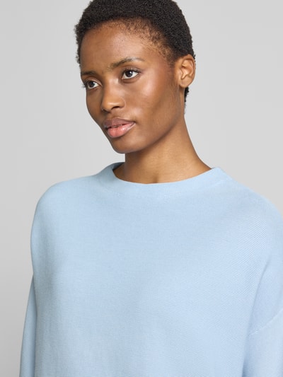 Vrouwenmodel draagt lichtblauwe Loose Fit pullover uit zuivere katoen model 'MERINAA' van ARMEDANGELS, Dames, close-up bovenlichaam.