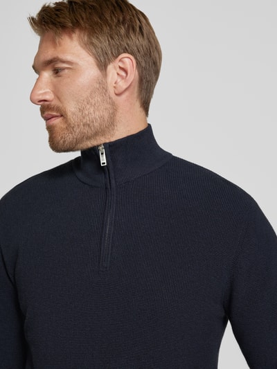Mężczyzna model nosi Slim Fit Troyer aus Baumwoll-Mix od Matinique, kolor granatowy, prążkowana faktura, kołnierz zapinany, mieszanka bawełny, krój slim fit, długi rękaw, długość tyłu w rozmiarze M: 67 cm, długość rękawów: 68 cm, bluza męska, widok na górną część torsu, z przodu