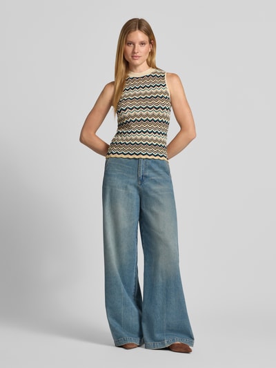 Frauenmodel trägt Stricktop aus Viskose-Mix mit Rundhalsausschnitt von zero, körpernah geschnitten, Muschelsaum, Ganzkörperansicht von vorne.