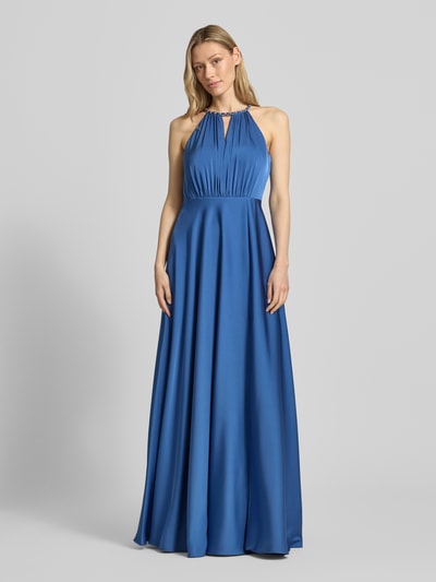 Vrouwenmodel draagt Neckholder-maxi-jurk met flechtkette en diep rugdecolleté van Jake*s Cocktail in blauw, materiaalmix met stretch, a-lijn, ganzkörperansicht van voren.