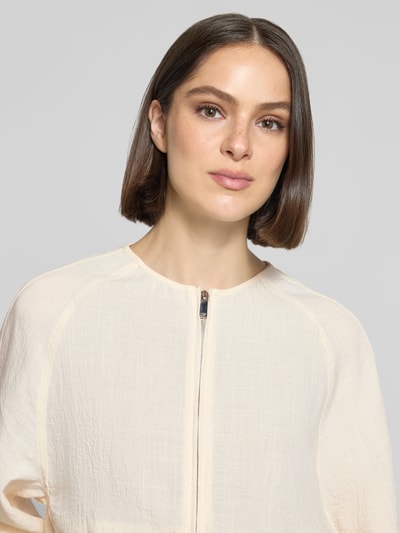 Frauenmodel trägt Blouson aus Viskose-Mix von OPUS, Rundhalsausschnitt, Reißverschluss, Modell 'Jarosa', Nahaufnahme Oberkörper.