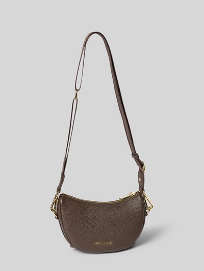 Produktfoto, braune Handtasche mit Schulterriemen Modell 'Sporty Sister' von Hey Marly, goldene Details, strukturierte Leder-Optik, leicht gebogene Form, Hauptfach mit Reißverschluss, Label-Applikation auf der Front, Maße 21x14x8 cm, Schulterriemen 98 cm.