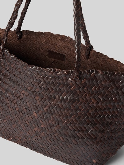 Produktfoto, Shopper aus Ziegenleder in Flecht-Optik Modell 'Bamba' von MANGO, dunkelbraun, offenes Hauptfach, Tragehenkel, strukturierte Oberfläche, Maße: 44 cm Breite, 24 cm Länge, 14 cm Tiefe, Schulterriemen 58 cm.