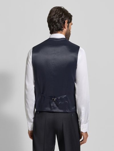 Männermodel trägt Weste mit V-Ausschnitt von bugatti in Dunkelblau, Material-Mix mit Schurwoll-Anteil, Rückenansicht, Ganzkörperansicht Rückansicht.