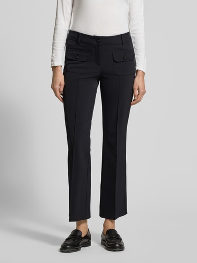 Vrouwenmodel draagt Flared Fit Stoffhose met Pattentaschen Modell 'Farah' van Cambio in zwart, elastische stof, detailopname voorkant.