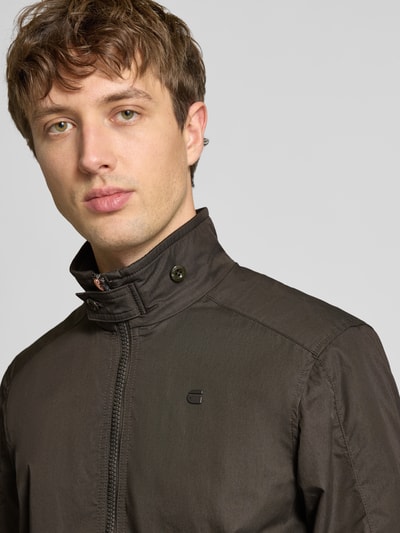 Männermodel trägt Jacke mit Stehkragen und ritssluiting van G-Star Raw aus katoenmix in regular fit, Nahaufnahme Oberkörper. Ruglengte maat M 67 cm, schouderbreedte 48 cm, borstwijdte 55 cm, mouwlengte 70 cm.