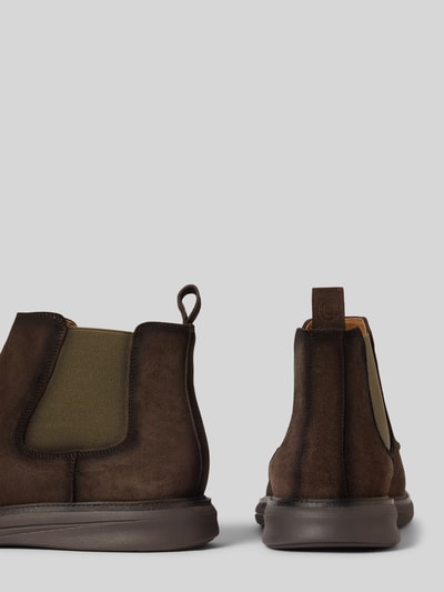 Produktfoto, Chelsea Boots aus echtem Leder Modell 'URAX' von Carl Gross in Dunkelbraun, elastischer Einsatz, glatte Sohle, abgerundete Form, 3 cm Absatzhöhe, 11 cm Schafthöhe, 12 cm Schaftweite, matte Ledertextur