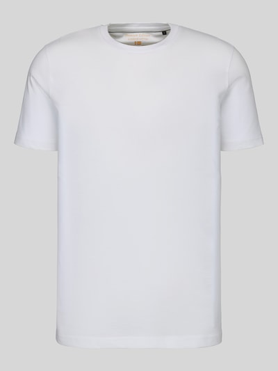 Produktfoto, T-Shirt mit Rundhalsausschnitt von Christian Berg Men in Weiß, gerade Passform, kurzärmelig, glatte Textur, eingefasste Abschlüsse